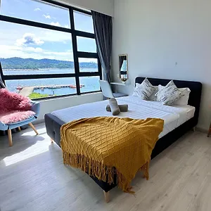 Jesselton Quay: Sea View With Pool And Wi-fi Apartment